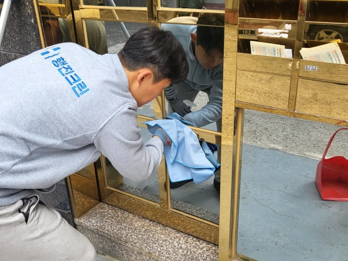 이천시 단월동 상가 난간·손잡이 계단실 위생청소 사례 - 행진크린
