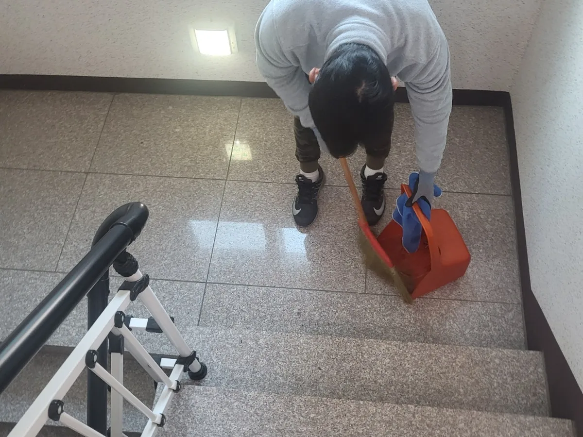 여주시 매룡동 빌라 공동현관 장비 주변 정밀 위생청소 사례 - 행진크린
