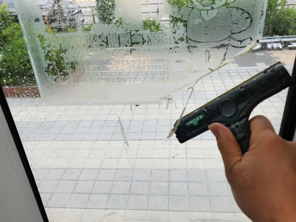 안성시 대덕면 사무실 고층 외창 장비 주변 정밀 위생청소 사례 - 행진크린